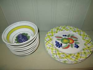 lot 428 image: 11pc Hand painted Mexican stoneware plates and bowls