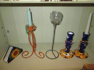 lot 429 image: Hand painted Mexican Talavera candlestick holders and napkin holder