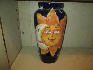 lot 430 image: Hand painted Mexican Talavera talk freestanding vase