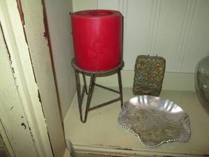 lot 445 image: Elevated metal framed candle holder, ruffled metal trivet and candle accents