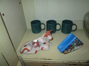 lot 446 image: Vintage talavera Mexican napkin holder, ceramic cow and coffee mugs