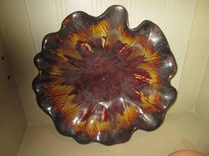 lot 482 image: Large ruffled clamshell serving dish