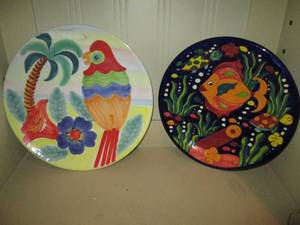 lot 485 image: Hand painted Mexican fish and parrot serving platters