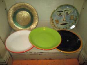 lot 486 image: Assortment of (5) Mexican folk art and fiestaware style plates