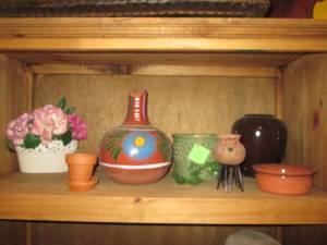 lot 494 image: Pottery and other decor...