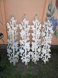 lot 662 image: 4 Metal yard ornaments 34 tall and a metal cover