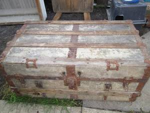 lot 687 image: Vintage trunk...