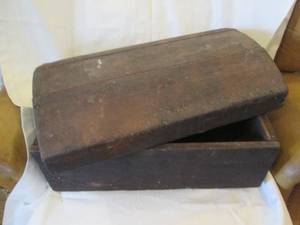 lot 218 image: Vintage Wooden treasure chest appro...