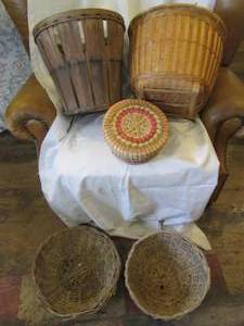 lot 219 image: Assortment of wicker rattan baskets...