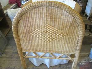 lot 284 image: Twin size decorative Wicker Rattan ...