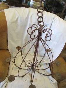 lot 286 image: Intricately Detailed metal candelabra chandelier