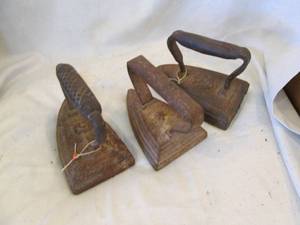 lot 326 image: Vintage Cast sad iron trio...