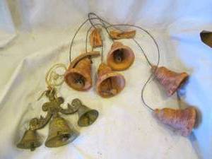 lot 333 image: Vintage hand crafted clay pot wind chime plus brass tone dinner bell assembly