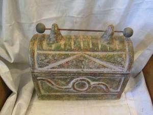 lot 361 image: Hand crafted clay Pottery dome lidded toolbox style dish