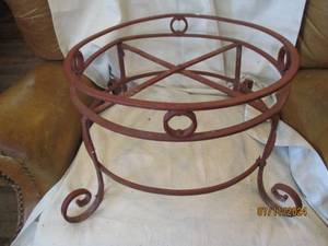 lot 176 image: 22 Round Heavy metal elevated deco...
