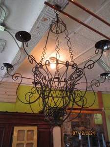 lot 189 image: Large hanging basket style candelabra style chandelier
