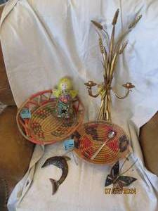 lot 190 image: 2 Baskets, metal wheat decor and gl...