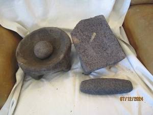 lot 511 image: 10 Matate and small molcajete