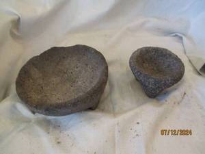 lot 516 image: Pair of hand carved matates