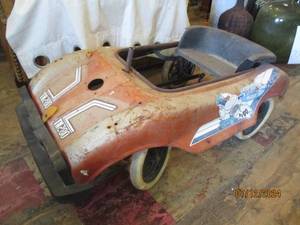 lot 195 image: Vintage metal racer pedal car...
