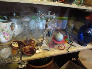 lot 552 image: Lot of assorted depression glass, stoneware and home decor