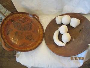 lot 557 image: Large terracotta serving platter with whitewash stoneware fruit accents