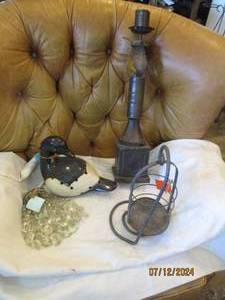 lot 562 image: Metal candle holder and other decor...