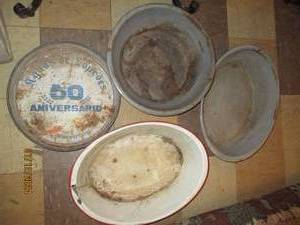 lot 681 image: Enamelware and a Aguas De Lourdes platter