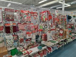 lot 107 image: Grid Panel Shelving Section 3-section without Back Grids 25x174x84