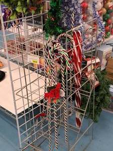 lot 175 image: Metal Wire Display Rack 13x18x39