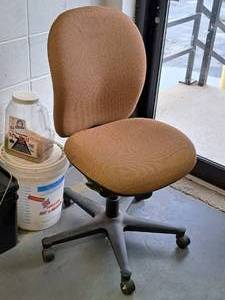 lot 233 image: Rolling Office Chair