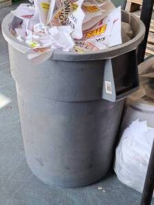 lot 289 image: Plastic Trash Can