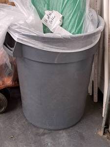 lot 290 image: Plastic Trash Can