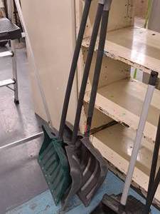 lot 314 image: Lot of (3) Snow Shovels