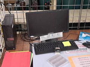 lot 322 image: Computer System - Dell OptiPlex 5055 CPU Tower, 19 Monitor, Keyboard, Mouse
