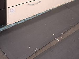lot 325 image: Rubber Anti-Fatigue Floor Mat