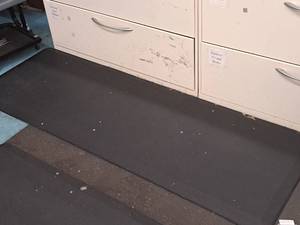 lot 328 image: Rubber Anti-Fatigue Floor Mat