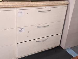 lot 209 image: Metal Lateral File Cabinet 3-drawer
