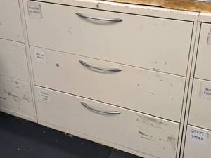 lot 211 image: Metal Lateral File Cabinet 3-drawer