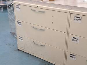 lot 213 image: Metal Lateral File Cabinet 3-drawer