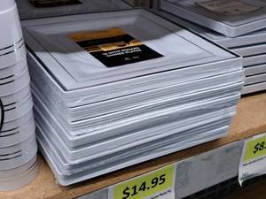 lot 807 image: Lot of (7 Packs) Fineline Square Splendor Collection 10 Square Dinner Plates 10-count ( 70 Total Items )