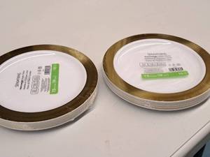 lot 830 image: Lot of (2 Packs) Sensations 7.5 Heavyweight Plastic Square Plates 10-count ( 20 Total Items )