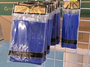 lot 976 image: Lot of (740) Knives
