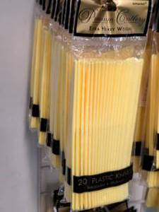 lot 996 image: Lot of (17 Packs) Plastic Knives 20-count ( 340 Total Items )
