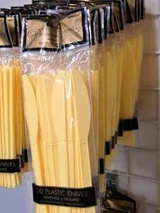 lot 997 image: Lot of (20 Packs) Plastic Knives 20-count ( 400 Total Items )
