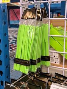 lot 1009 image: Lot of (7 Packs) Plastic Knives 20-count ( 140 Total Items )