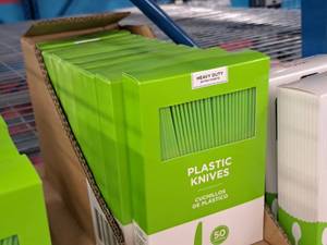 lot 1014 image: Lot of (10 Boxes) Plastic Knives 50-count ( 500 total items )