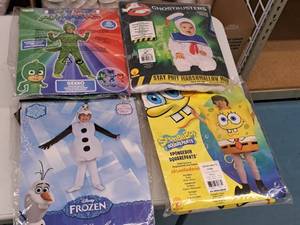 lot 1122 image: Lot of (4) Child 2T Costumes