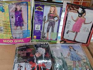 lot 1146 image: Lot of (5) Child Size Medium 8-10 Girls Costumes