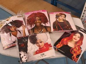 lot 1271 image: Lot of (5) Womens Assorted Wigs